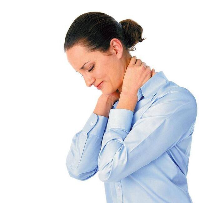Dolores de cabeza en una mujer debido a osteocondrosis torácica.